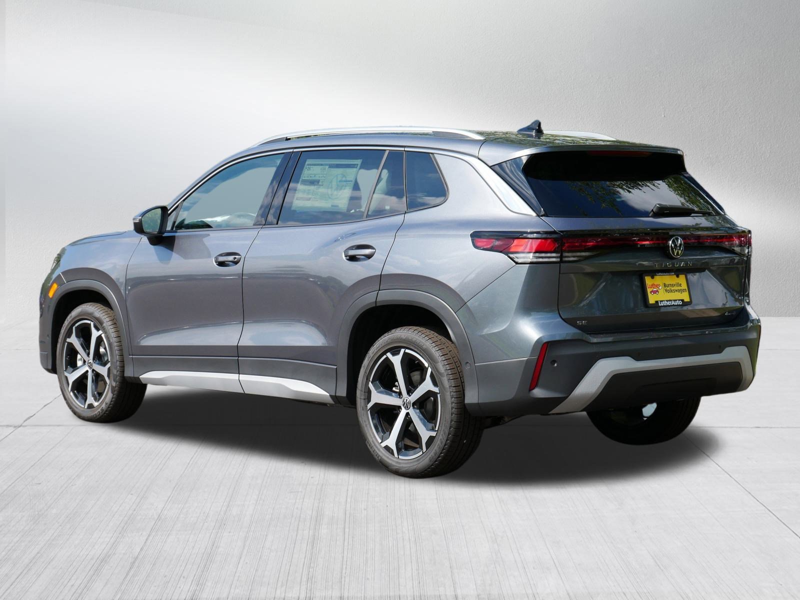 New 2025 Volkswagen Tiguan SE image 3