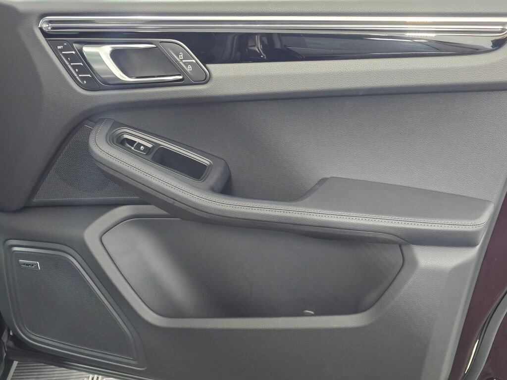 Certified 2025 Porsche Macan image 27