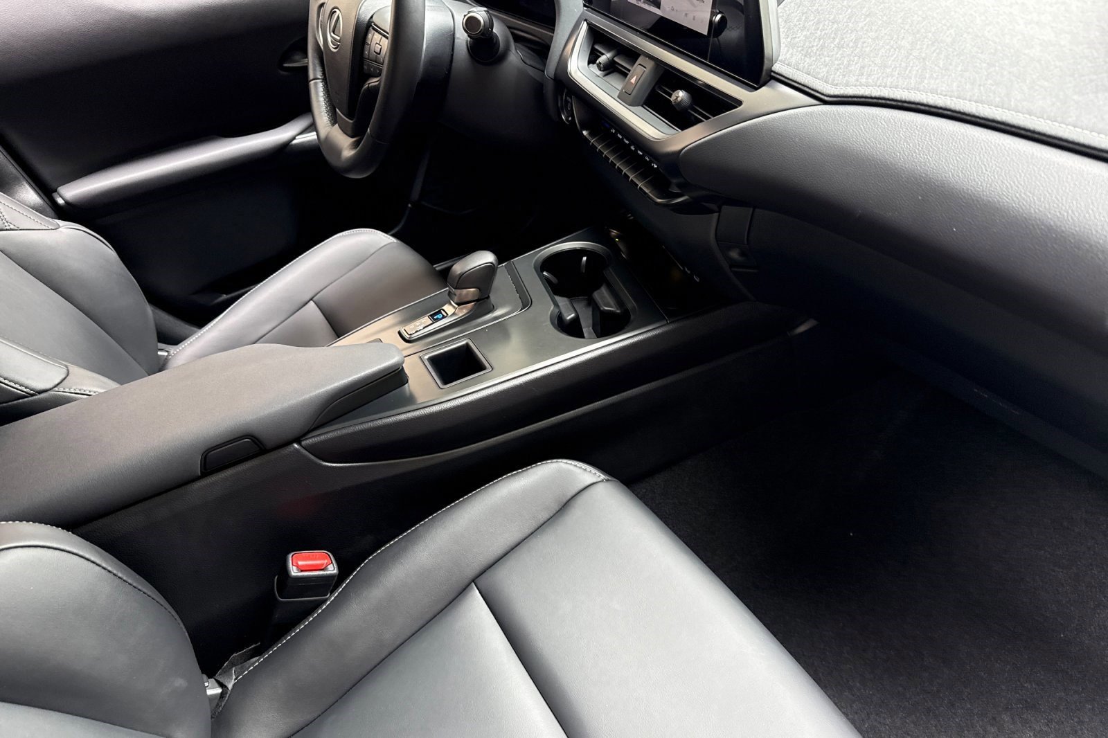 Certified 2025 Lexus UX 300h FWD w/ Accessory Package (Z2) image 32