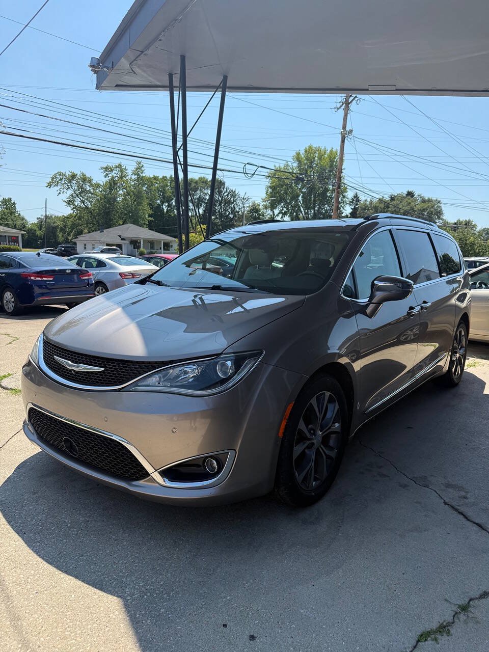 Used 2018 Chrysler Pacifica Limited w/ Tire & Wheel Group FWD image 2