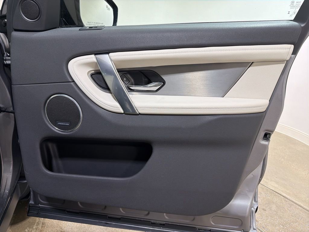 Used 2025 Land Rover Discovery Sport Dynamic SE image 23