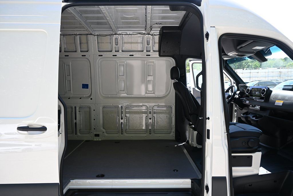 Used 2025 Mercedes-Benz Sprinter 2500 image 23