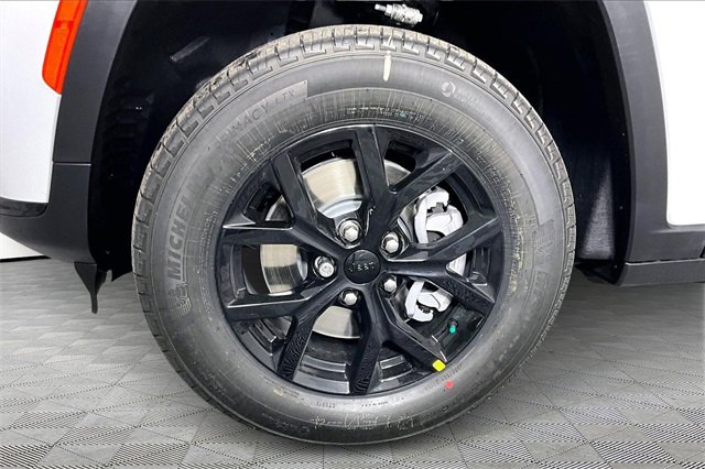 New 2025 Jeep Grand Cherokee L Laredo image 13