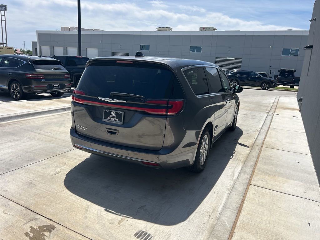 Used 2023 Chrysler Pacifica Touring-L image 4