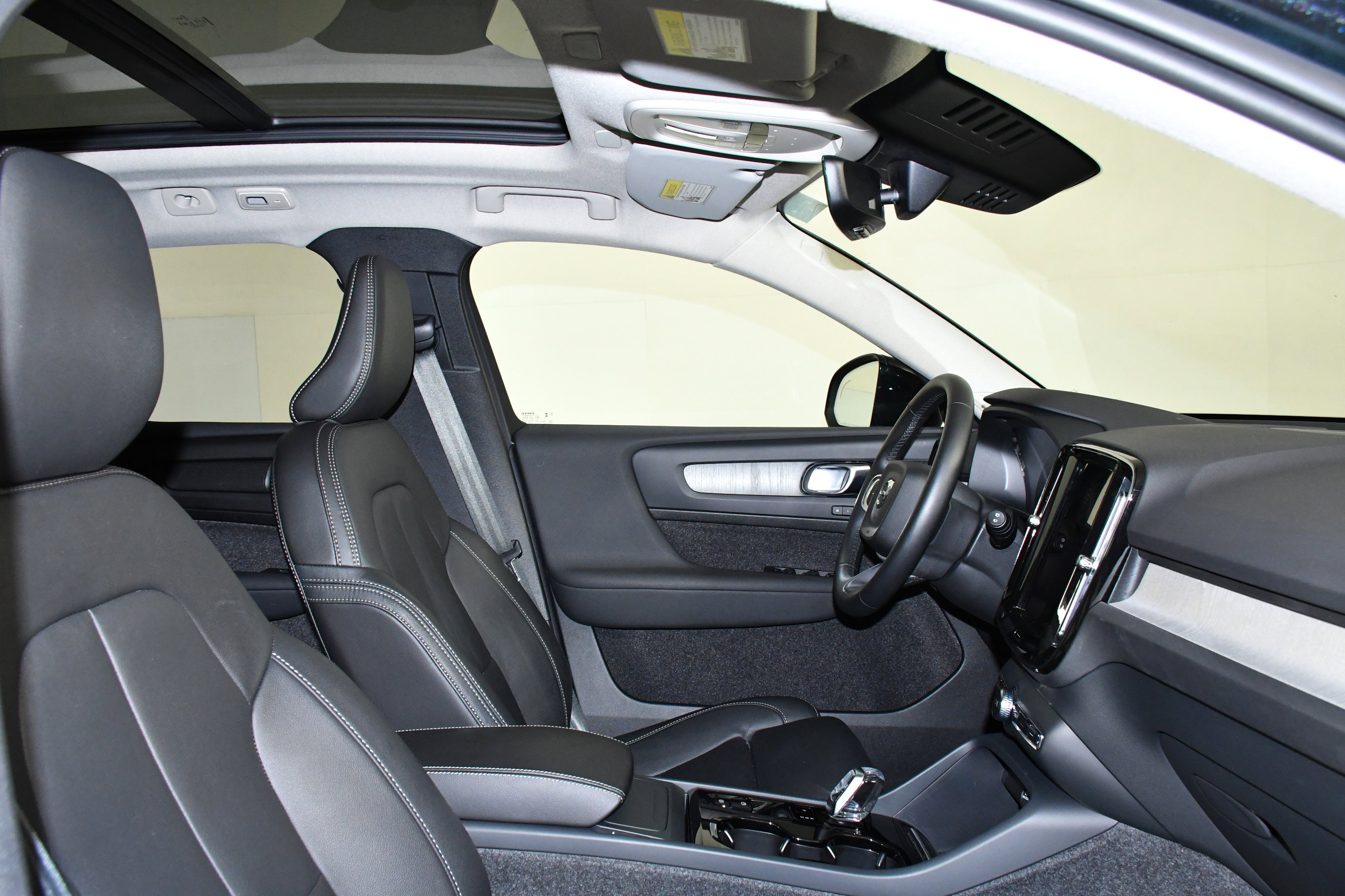 Used 2025 Volvo XC40 B5 Plus image 26