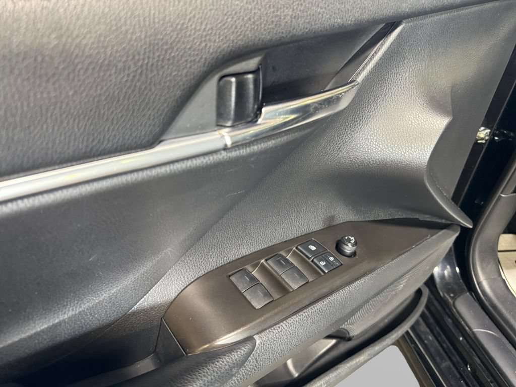 Used 2022 Toyota Camry SE w/ Cold Weather Package FWD image 14