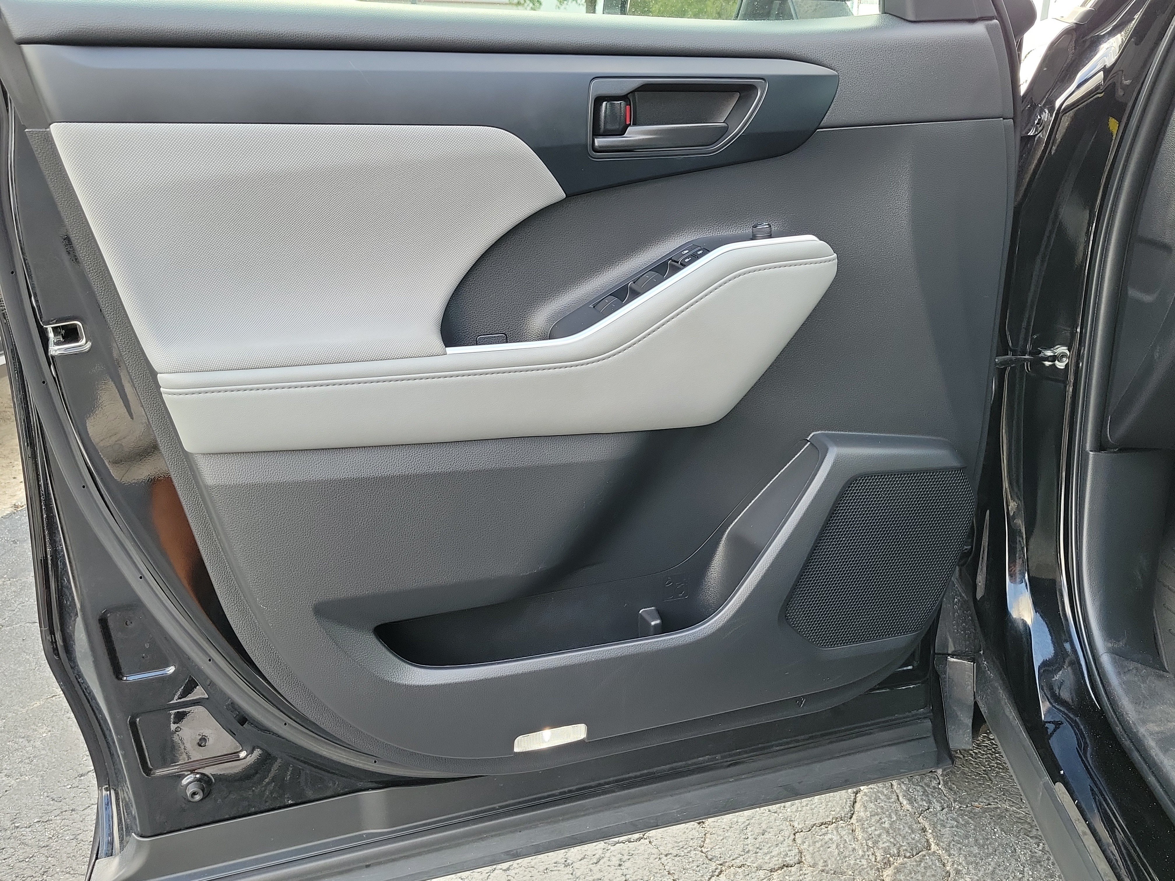 Used 2023 Toyota Highlander LE FWD image 18