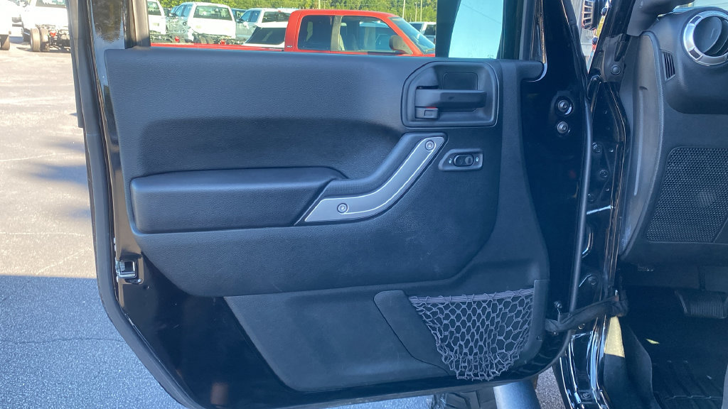 Used 2018 Jeep Wrangler Unlimited Sahara w/ Connectivity Group AWD/4WD image 17