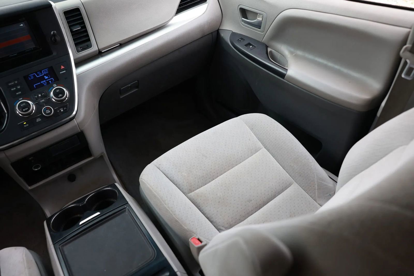 Used 2015 Toyota Sienna LE FWD image 24