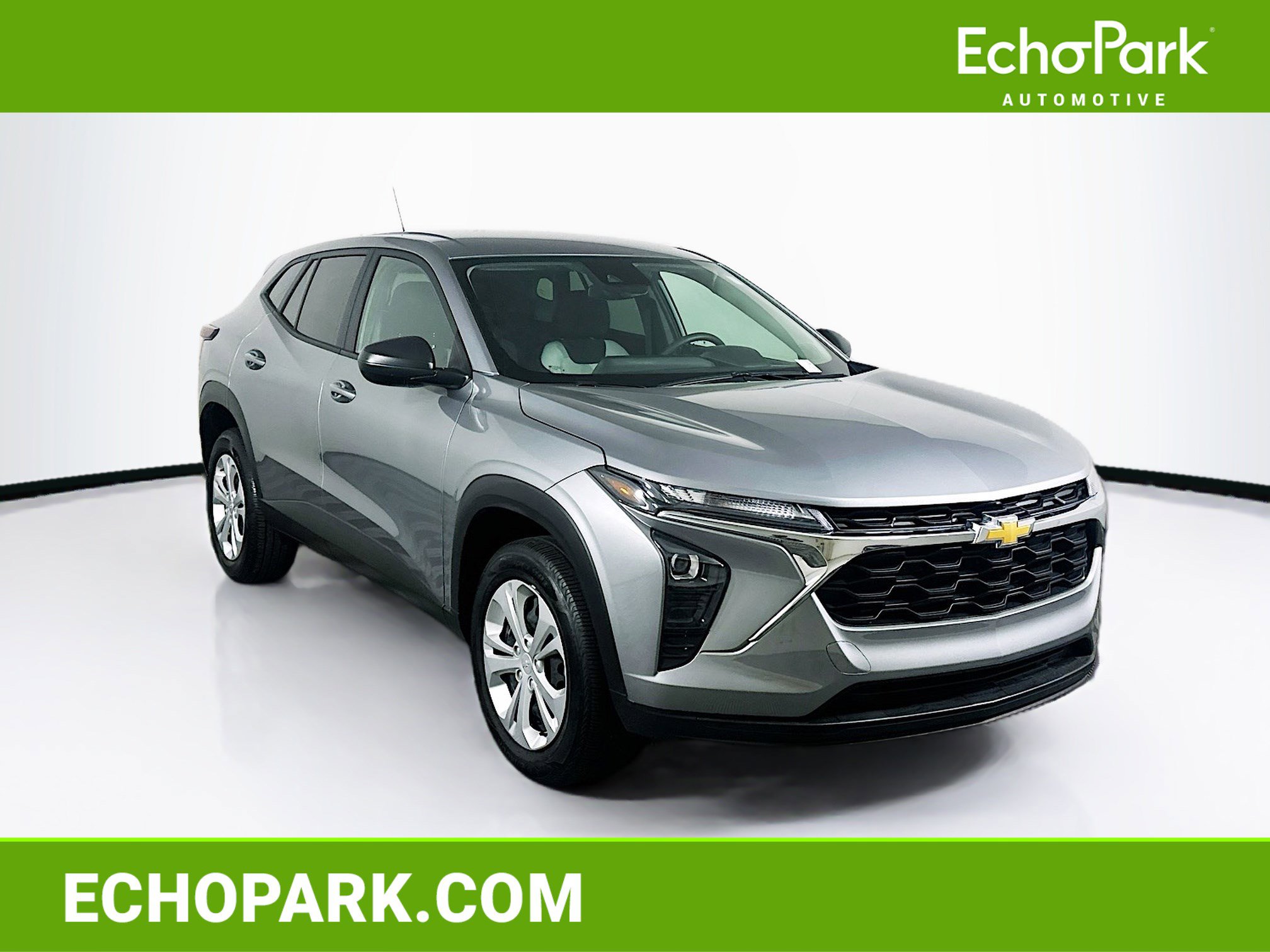 Used 2025 Chevrolet Trax LS FWD image 1