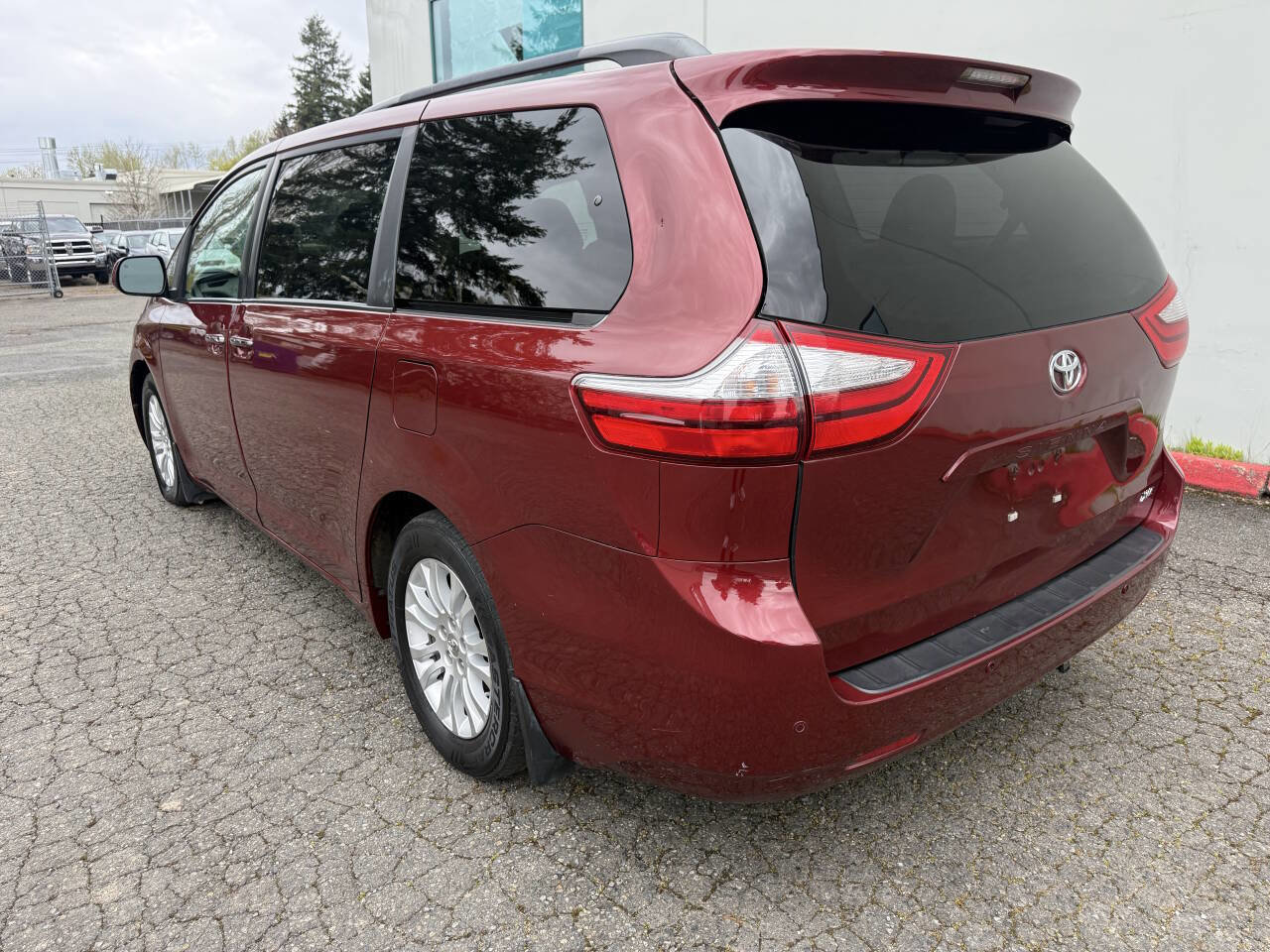 Used 2016 Toyota Sienna XLE Premium FWD image 3
