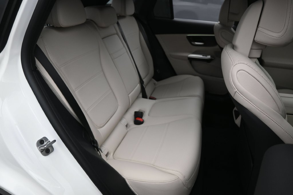 Used 2025 Mercedes-Benz GLC 300 4MATIC image 30