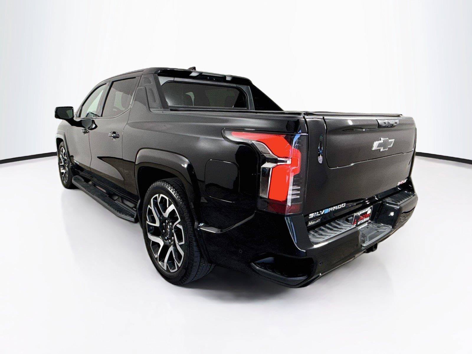Used 2024 Chevrolet Silverado EV RST AWD/4WD image 3