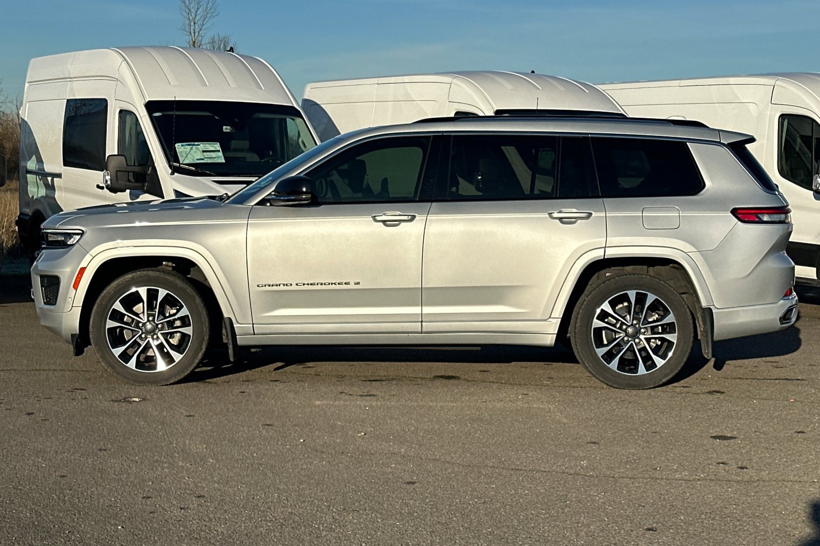 Used 2022 Jeep Grand Cherokee L Overland w/ Advanced Protech Group III image 7