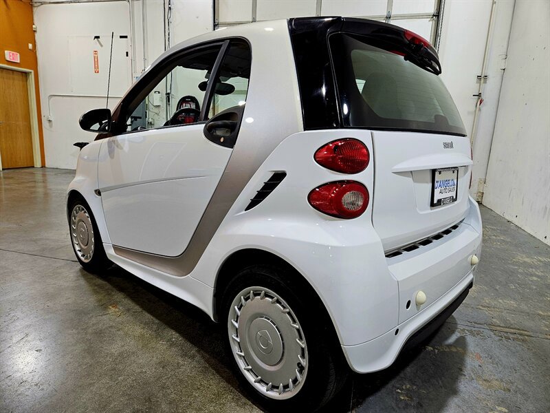 Used 2015 smart fortwo passion RWD image 7