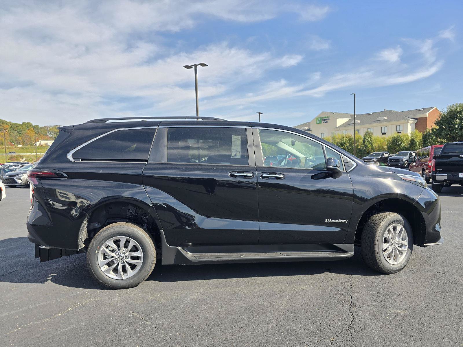 Used 2026 Toyota Sienna XLE FWD image 9