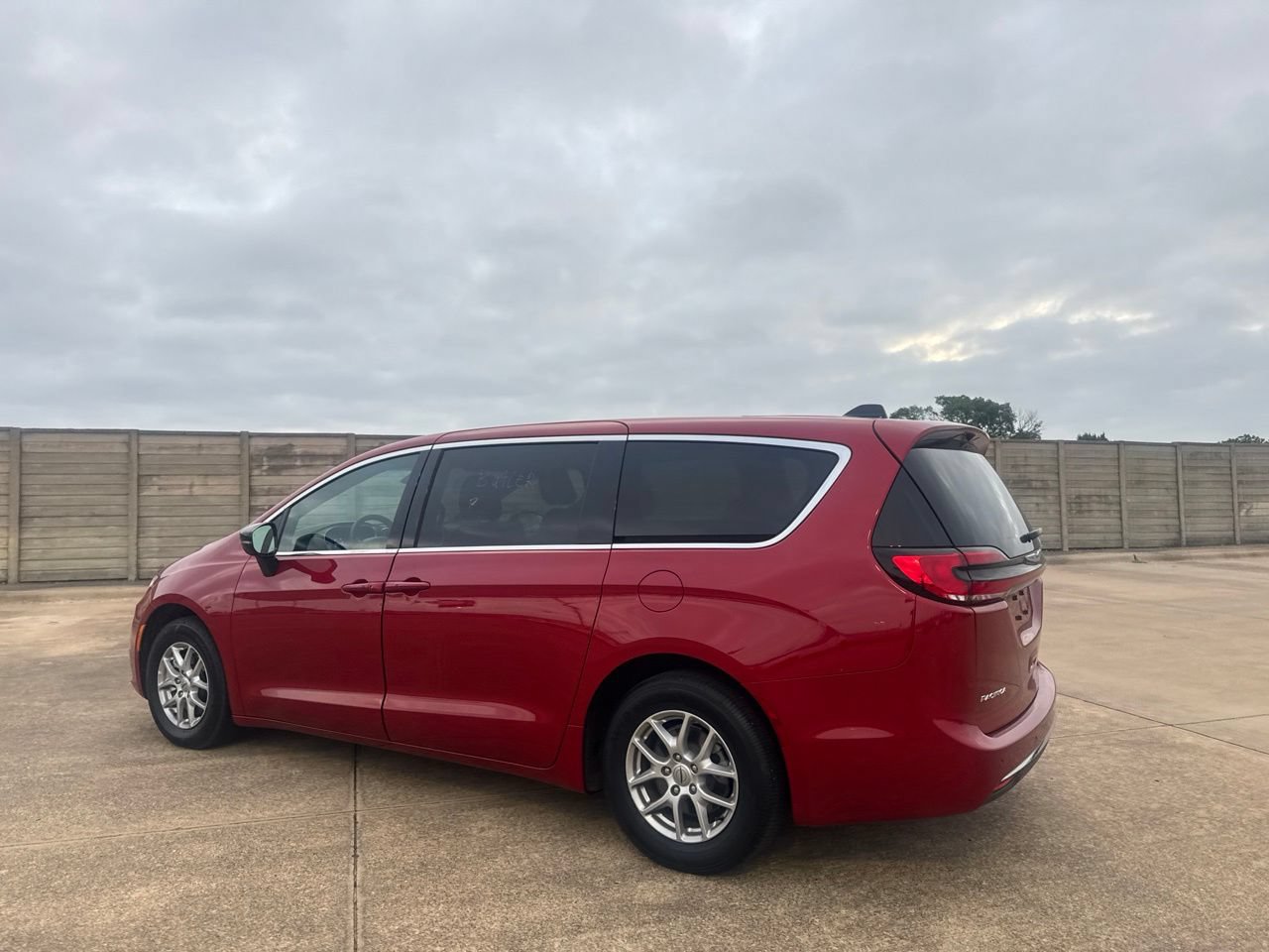 Used 2025 Chrysler Pacifica Select FWD image 13