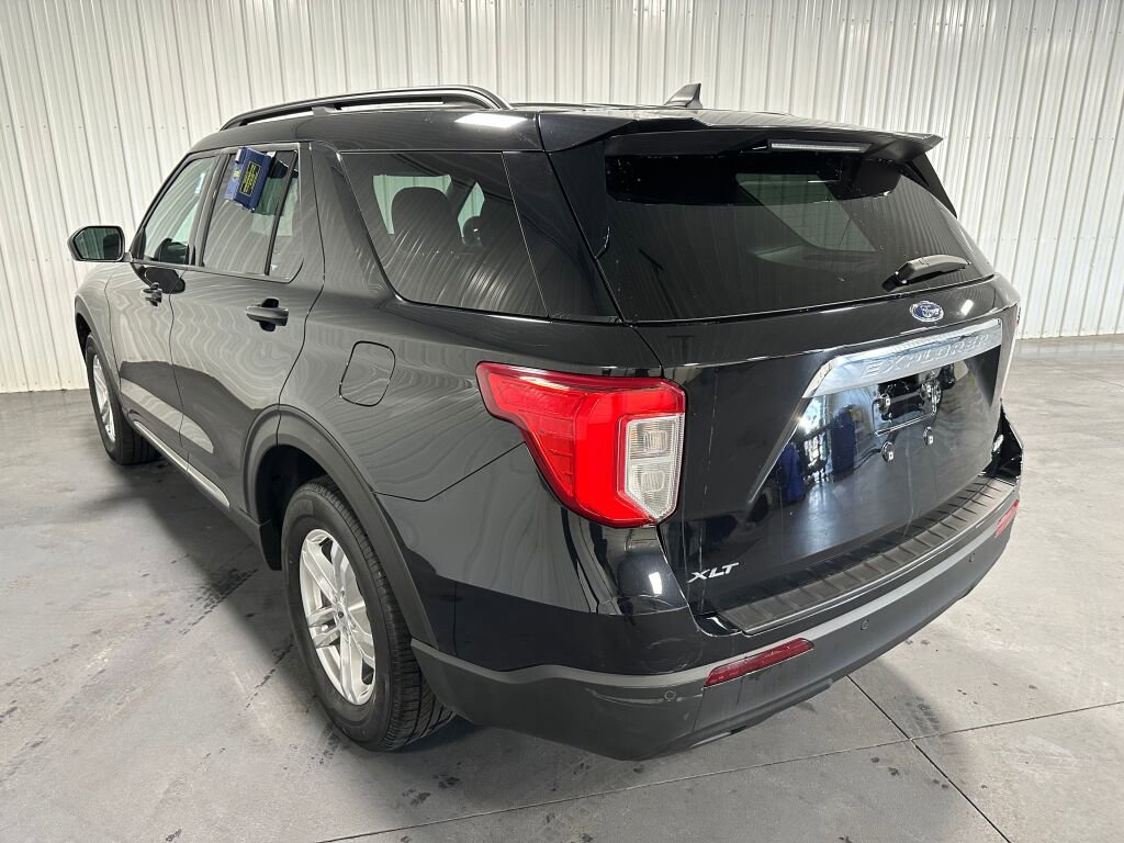 Used 2023 Ford Explorer XLT image 3