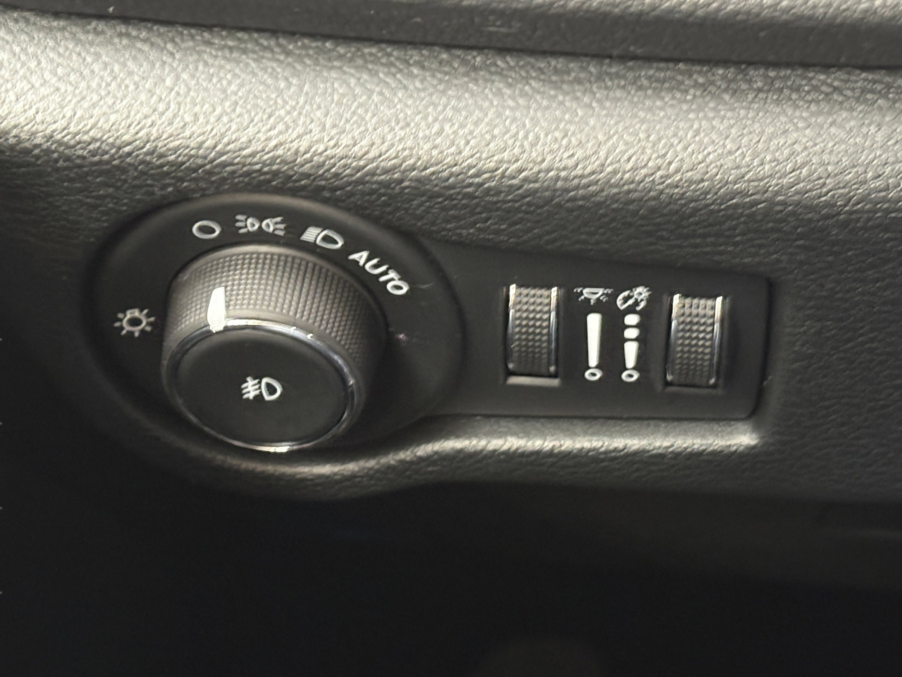 Used 2025 Chrysler Pacifica Limited image 19