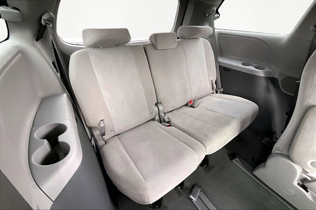 Used 2020 Toyota Sienna L image 26
