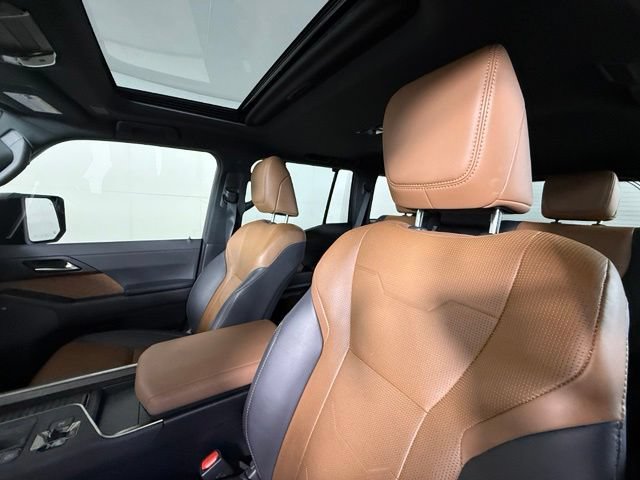 Used 2024 Lexus GX 550 w/ Accessory Package (2T) AWD/4WD image 18