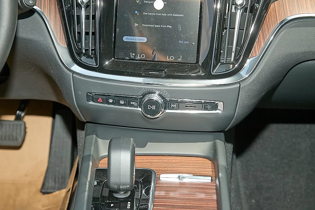 New 2026 Volvo V60 B5 Cross Country Plus w/ Climate Package AWD/4WD image 28