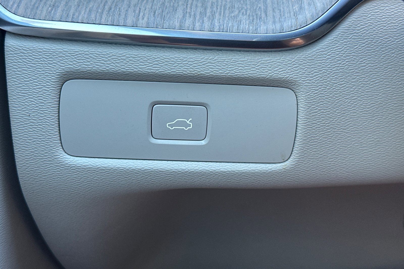 Certified 2023 Volvo XC60 B5 Ultimate w/ Protection Package Premier image 32