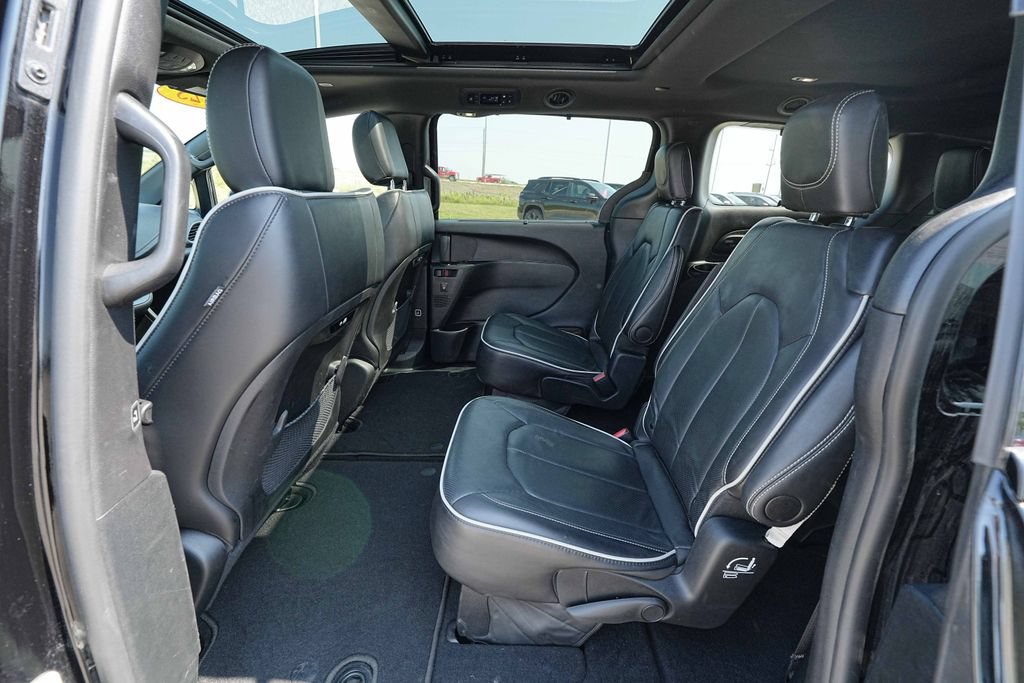 Used 2025 Chrysler Pacifica Limited FWD image 18