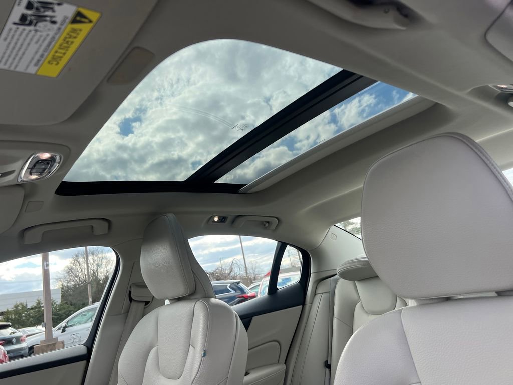 Used 2020 Volvo S60 T6 Momentum image 13