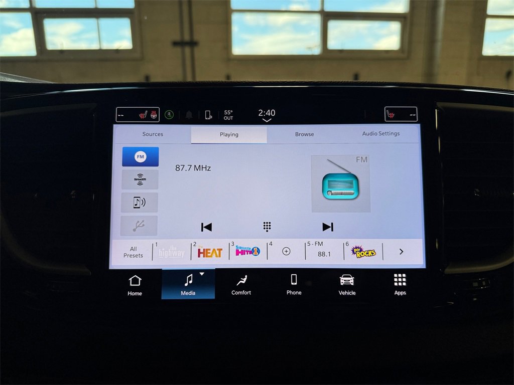 Used 2024 Chrysler Pacifica Touring-L image 17