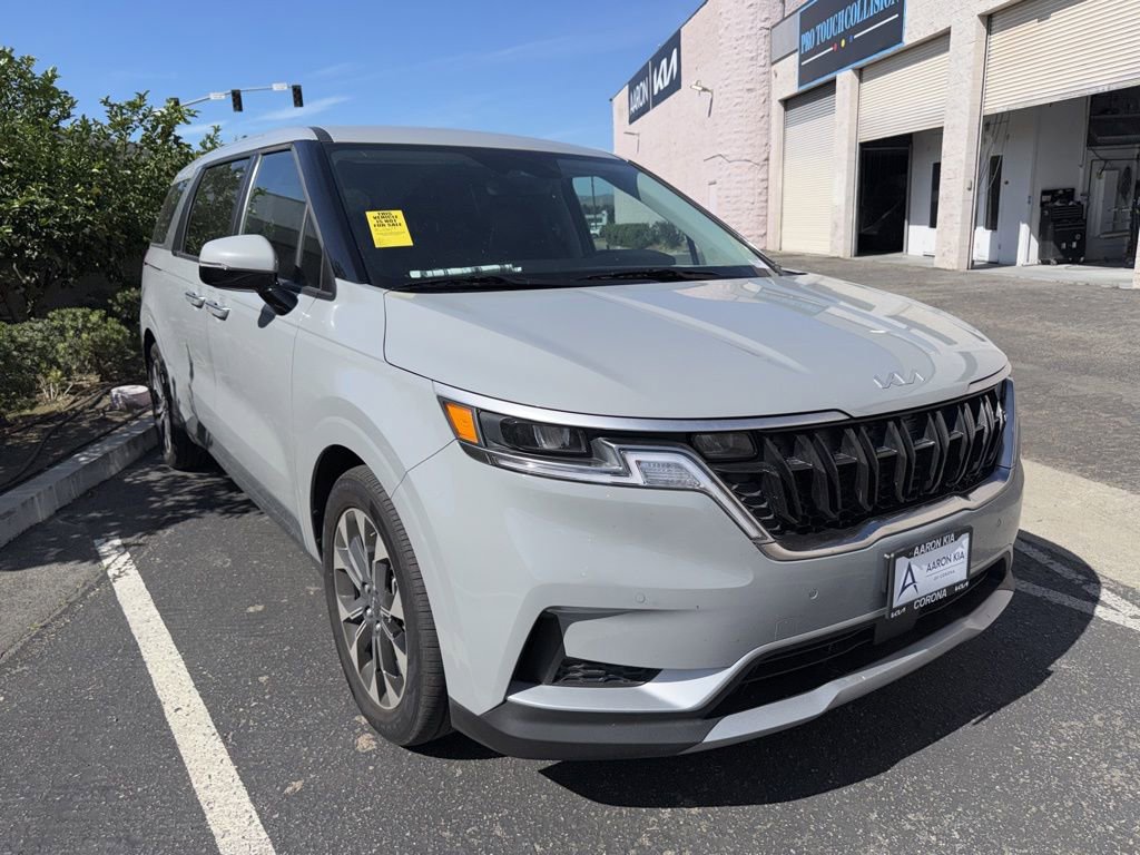 Certified 2024 Kia Carnival EX image 3