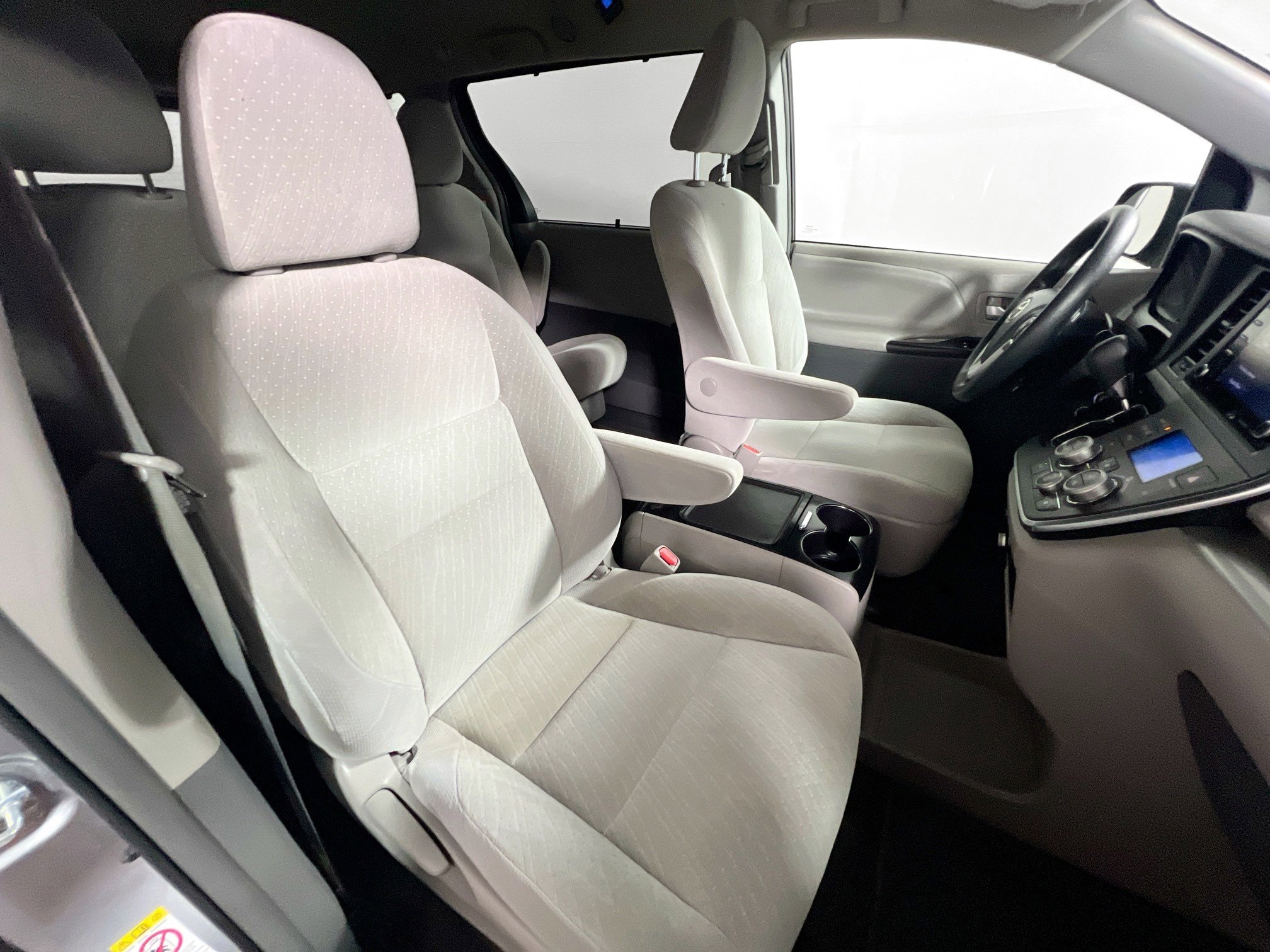 Used 2018 Toyota Sienna LE image 29