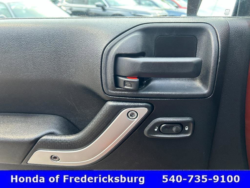 Used 2014 Jeep Wrangler Unlimited Sahara w/ Connectivity Group AWD/4WD image 22