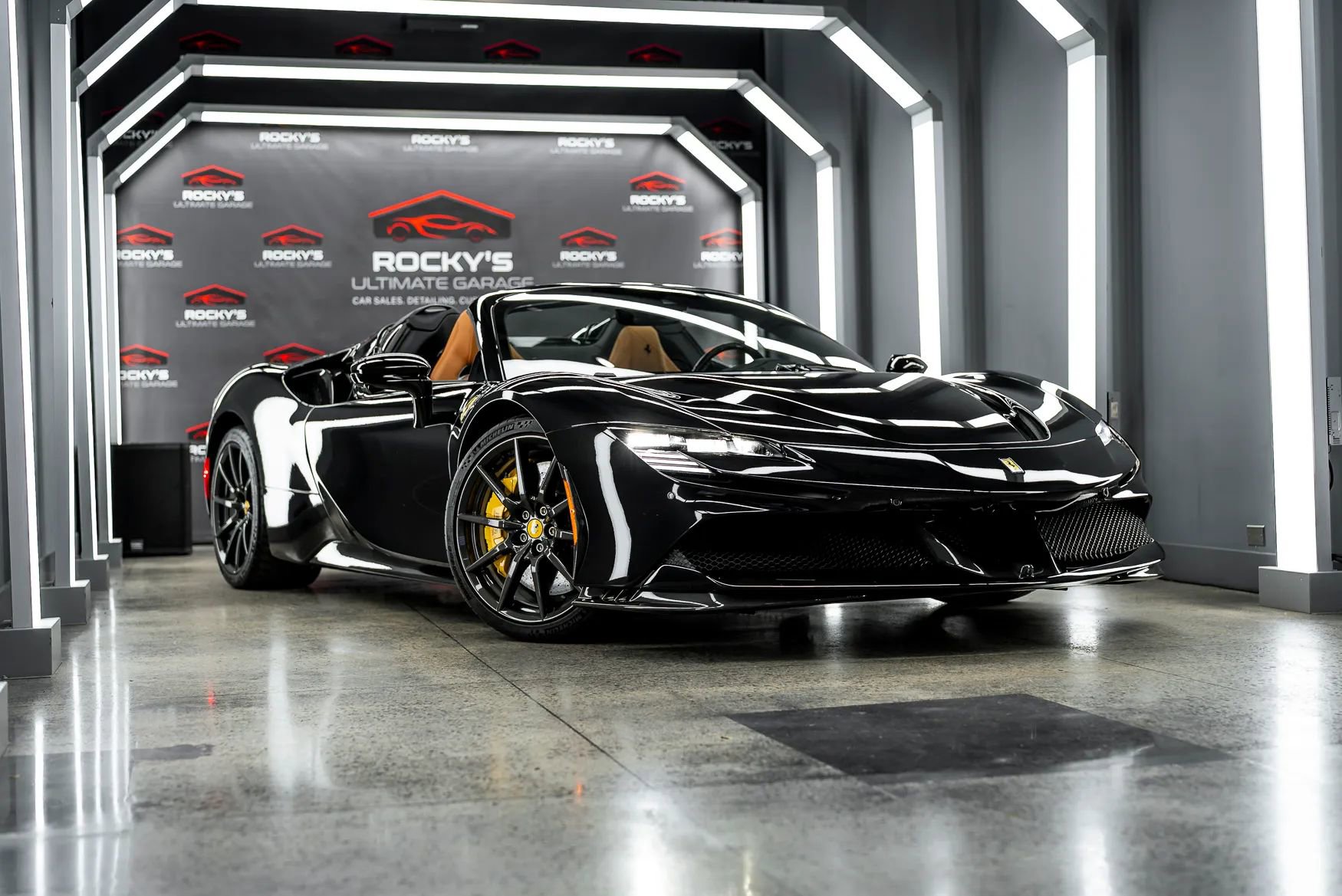 Used 2023 Ferrari SF90 Spider image 1