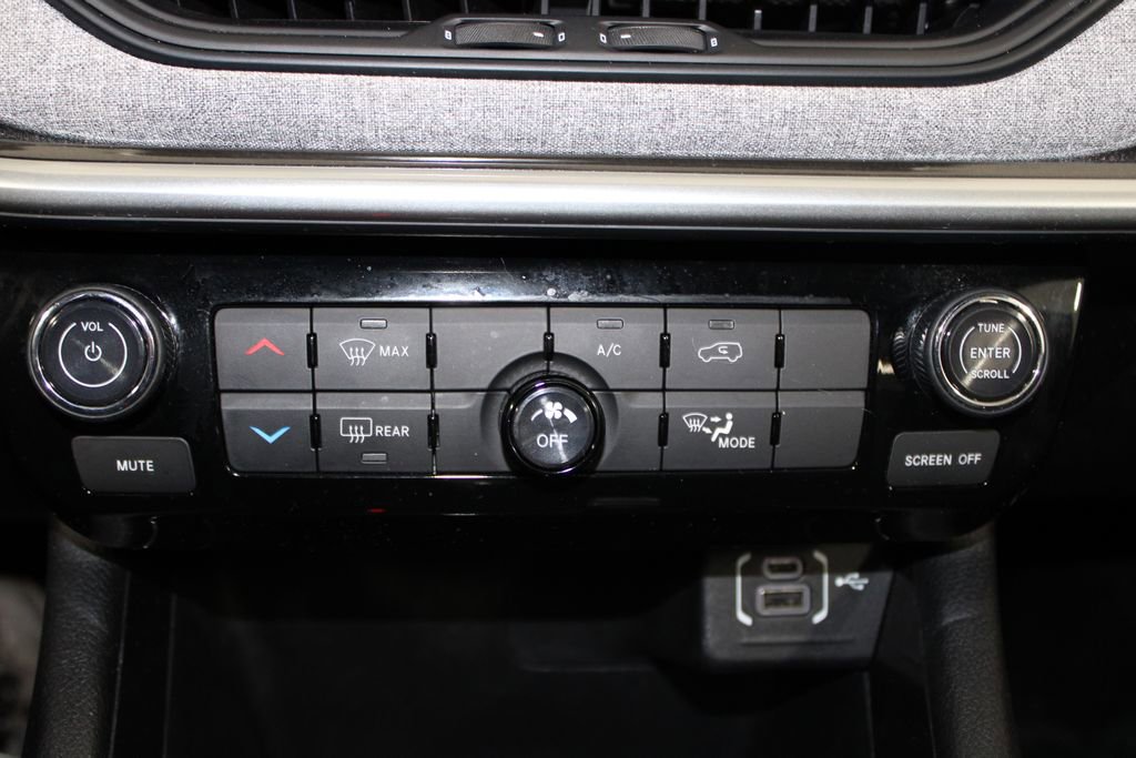 Used 2024 Jeep Compass Latitude image 38