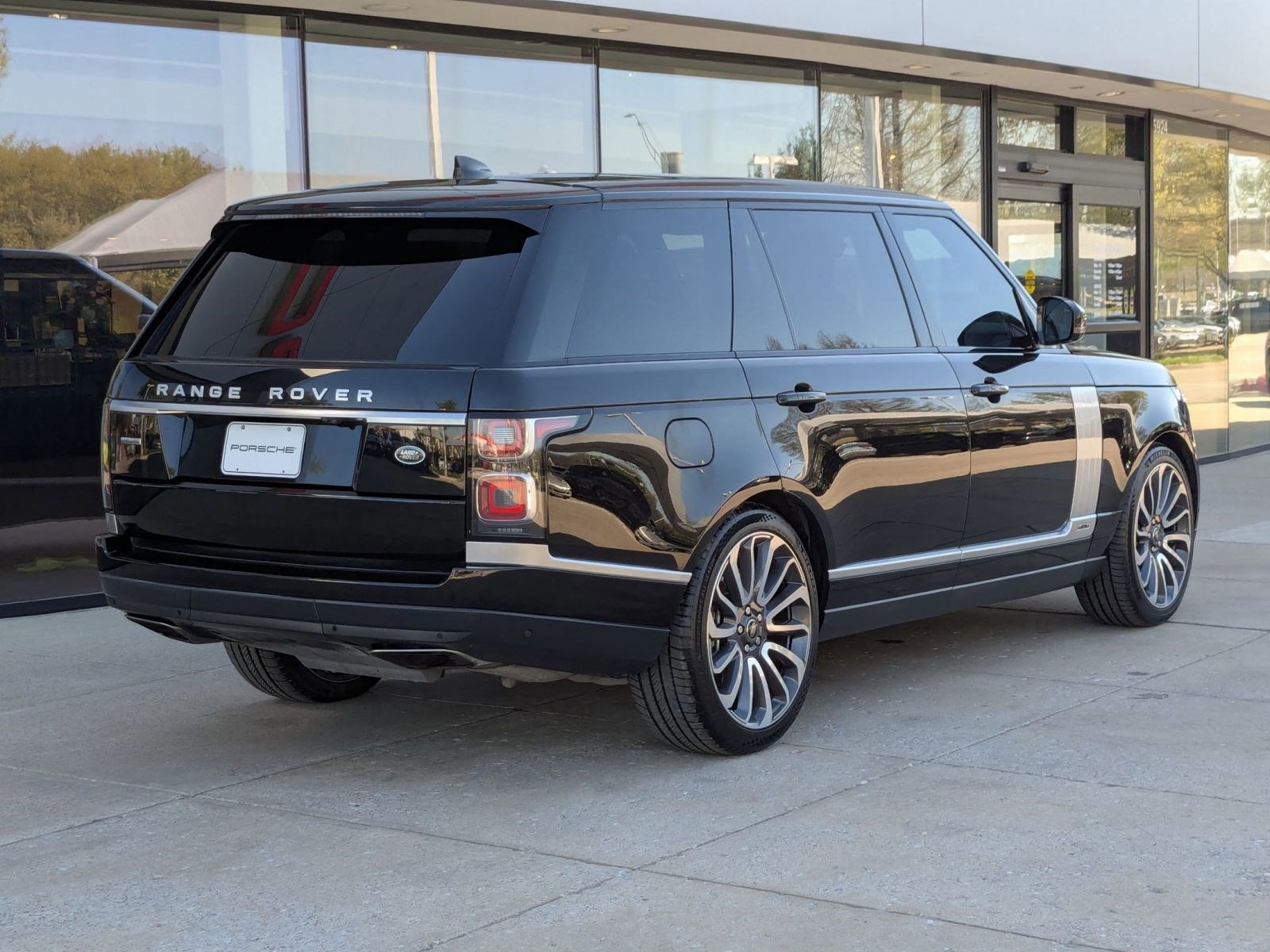 Used 2019 Land Rover Range Rover Long Wheelbase Supercharged image 9
