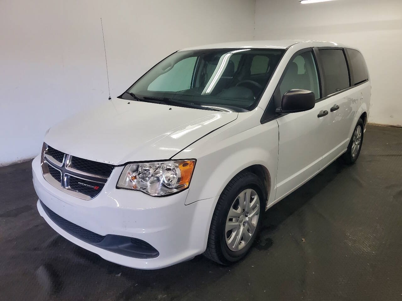 Used 2019 Dodge Grand Caravan SE w/ UConnect Hands-Free Group FWD image 1
