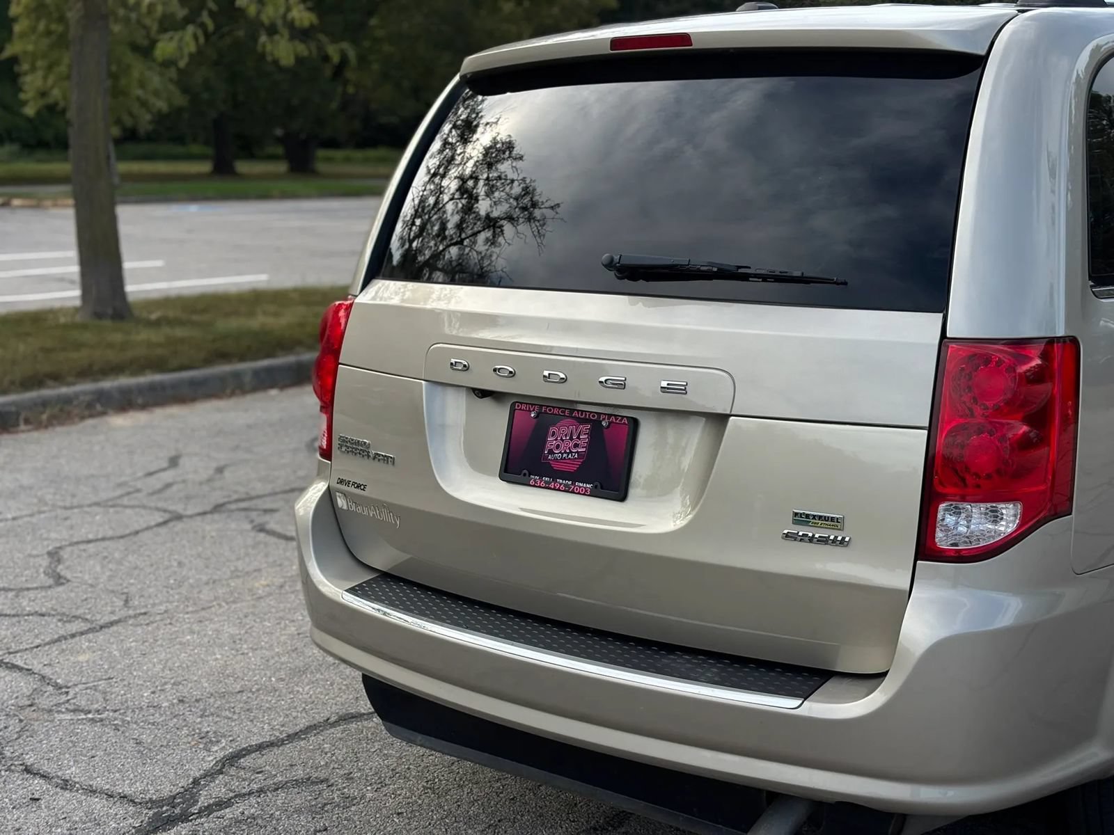 Used 2013 Dodge Grand Caravan Crew FWD image 10
