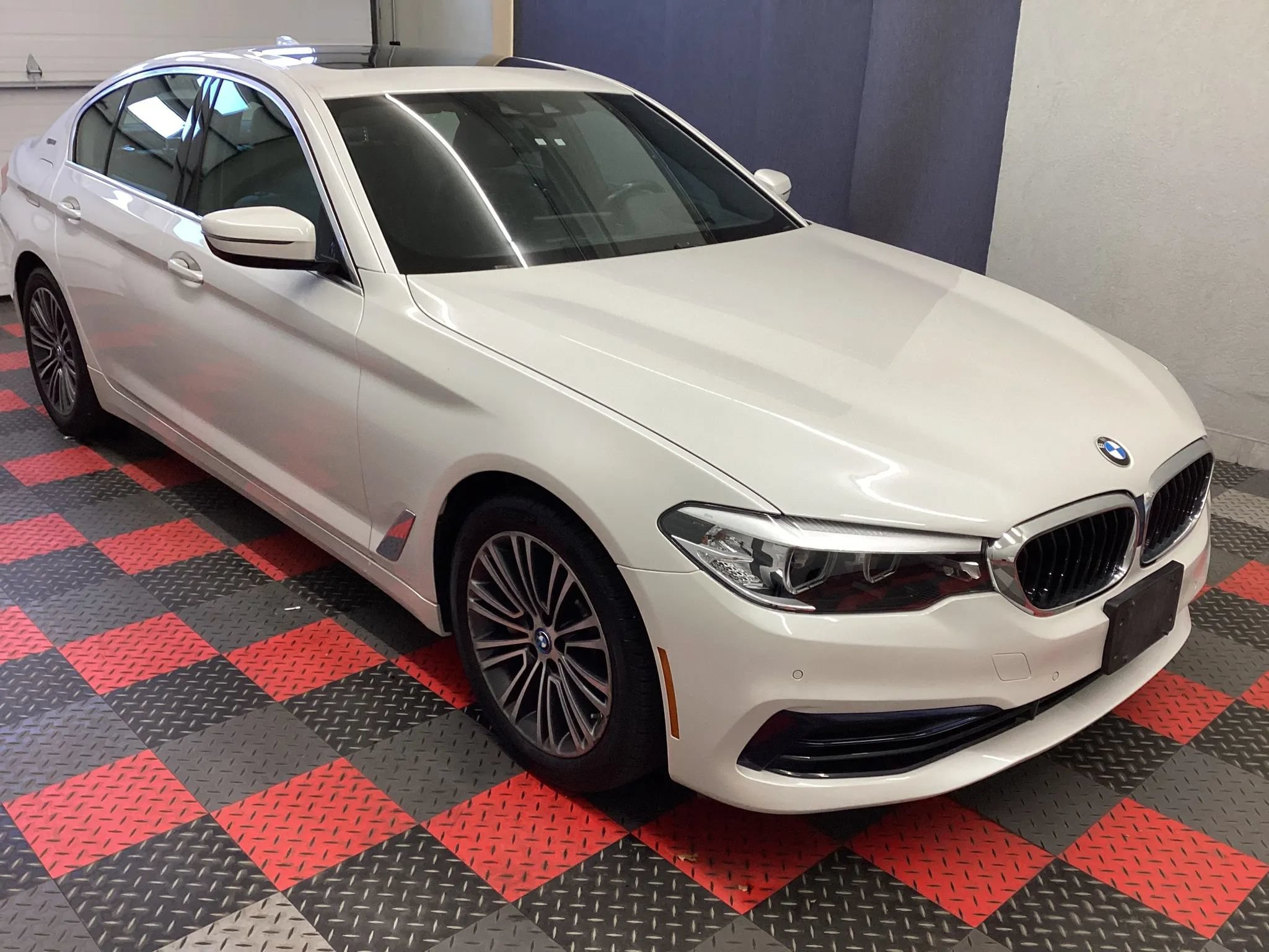 Used 2019 BMW 530e xDrive w/ Convenience Package AWD/4WD image 2