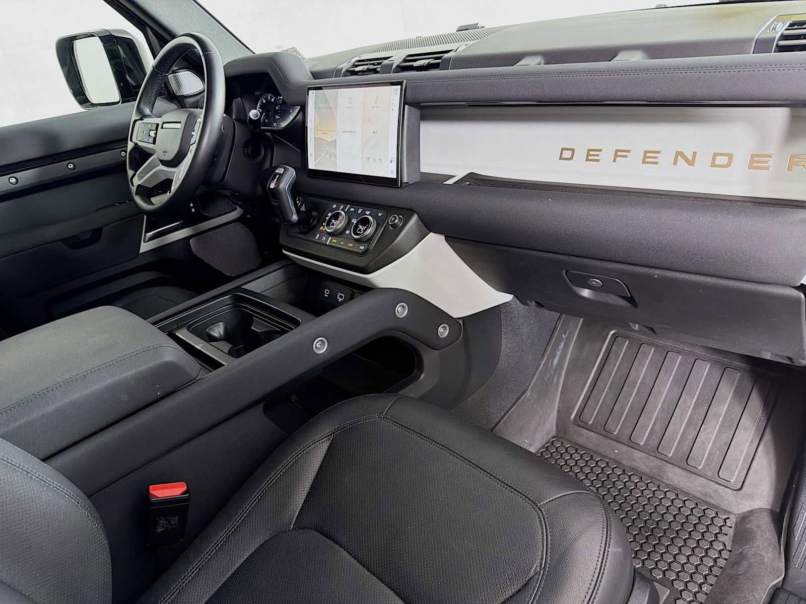 Used 2023 Land Rover Defender 130 SE image 29