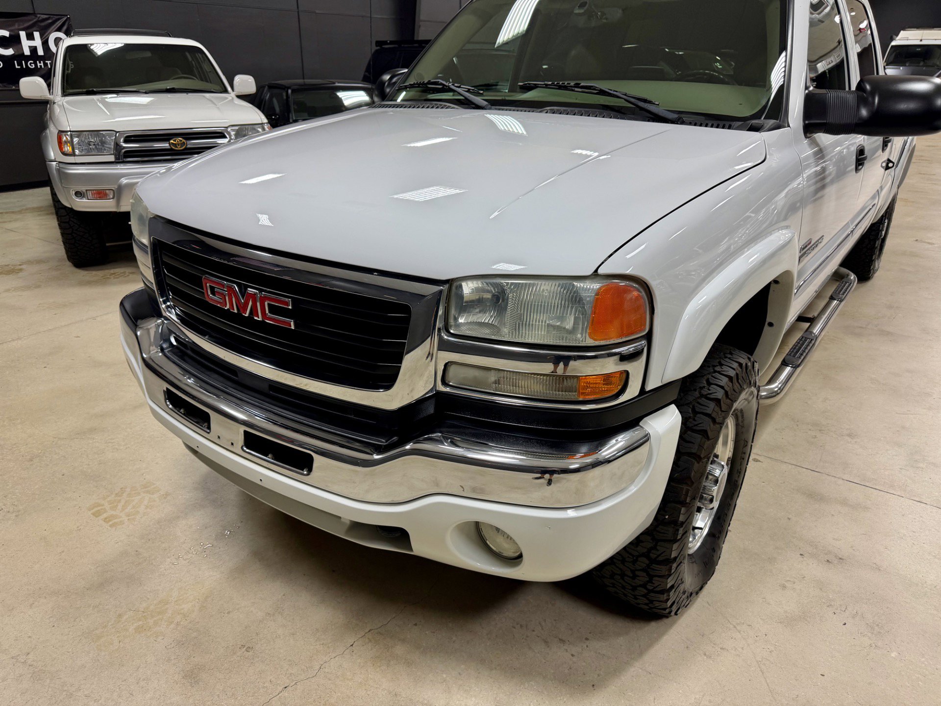 Used 2004 GMC Sierra 2500 SLT w/ Heavy-Duty Power Package AWD/4WD image 2
