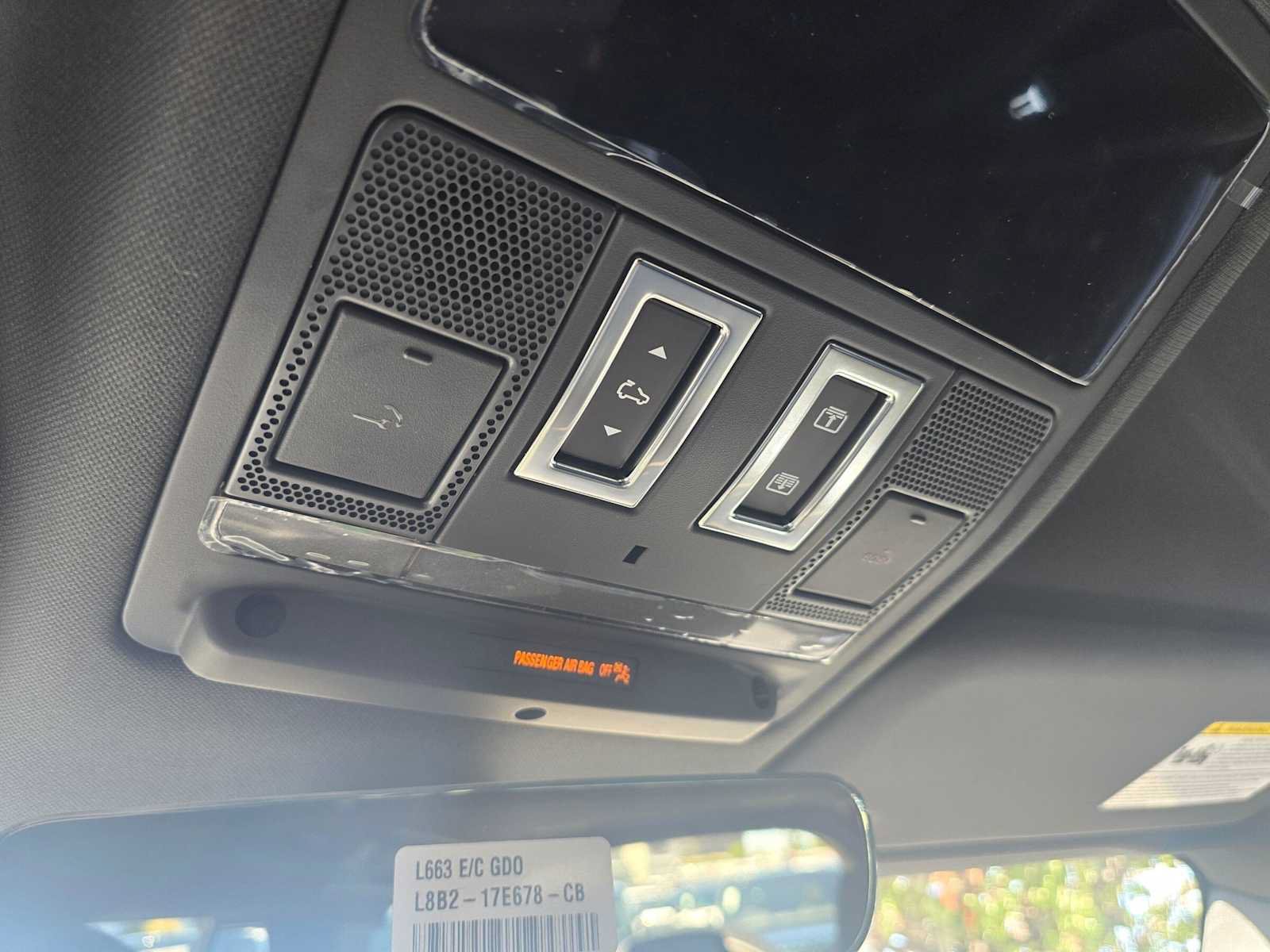 New 2026 Land Rover Defender 110 X-Dynamic SE AWD/4WD image 32
