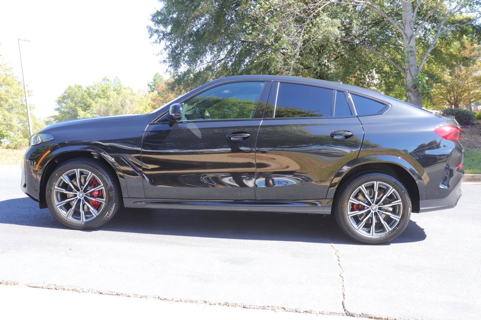 New 2026 BMW X6 xDrive40i w/ Executive Package image 3