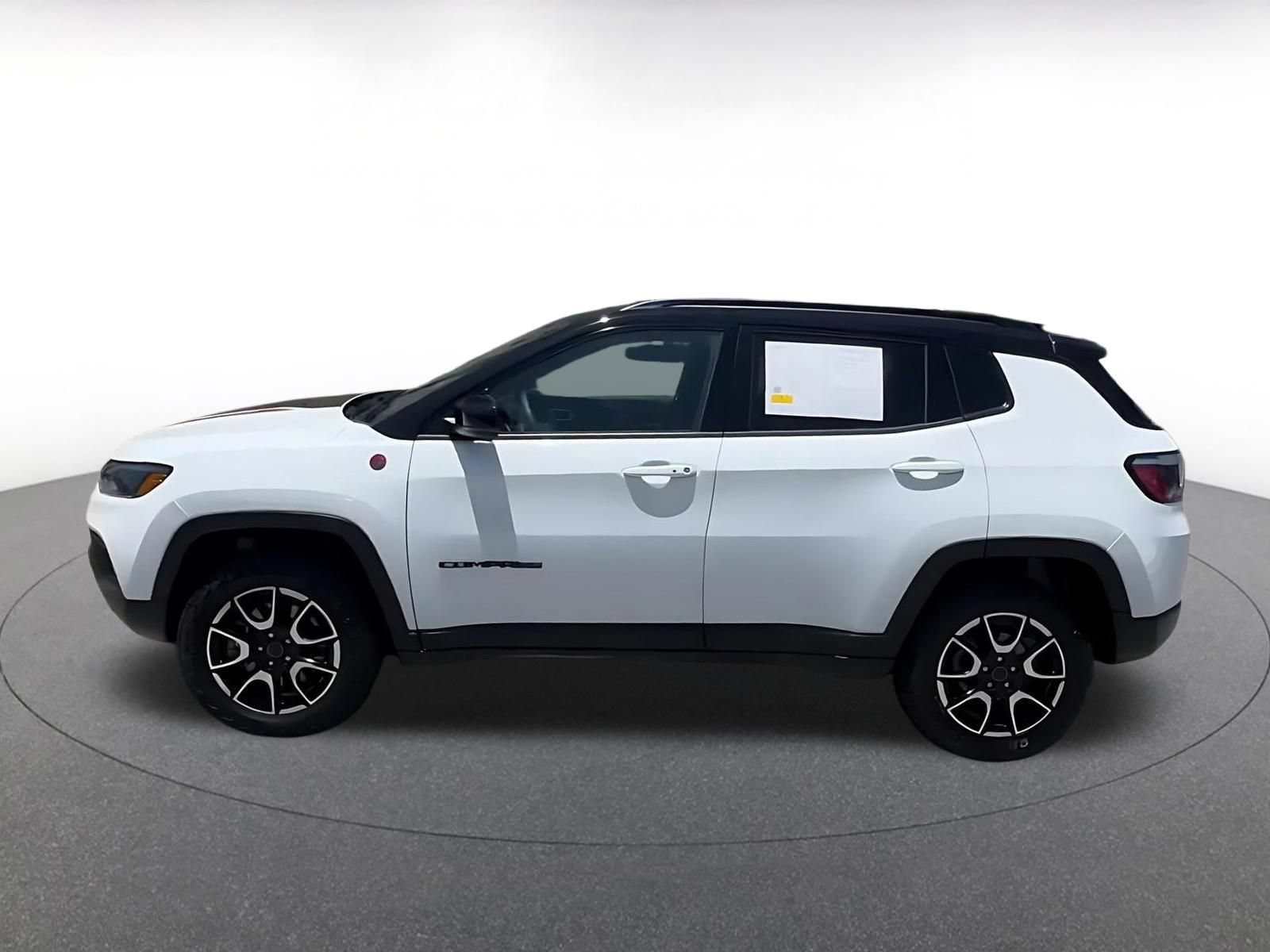 Used 2025 Jeep Compass Trailhawk AWD/4WD image 8