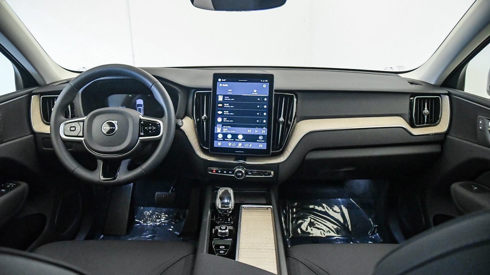 Certified 2026 Volvo XC60 B5 Plus w/ Climate Package PRO AWD/4WD image 15