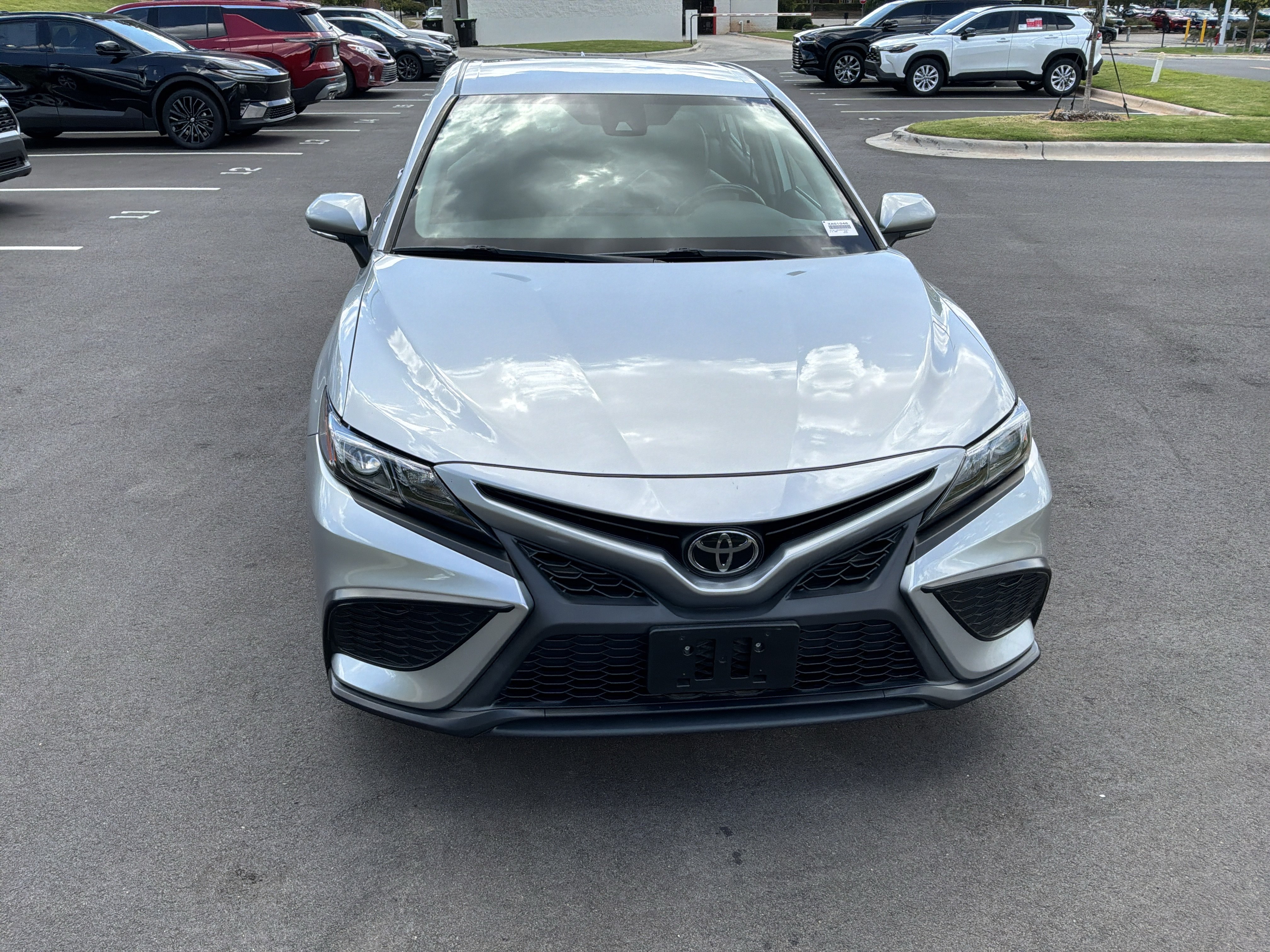 Used 2022 Toyota Camry SE FWD image 3