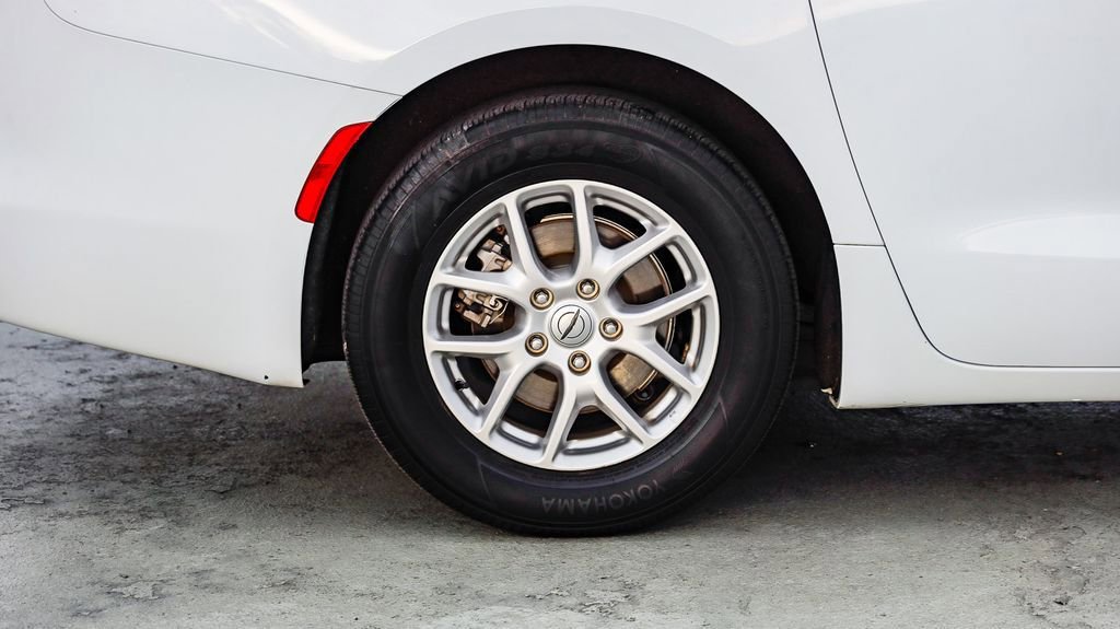 Used 2024 Chrysler Voyager LX image 12