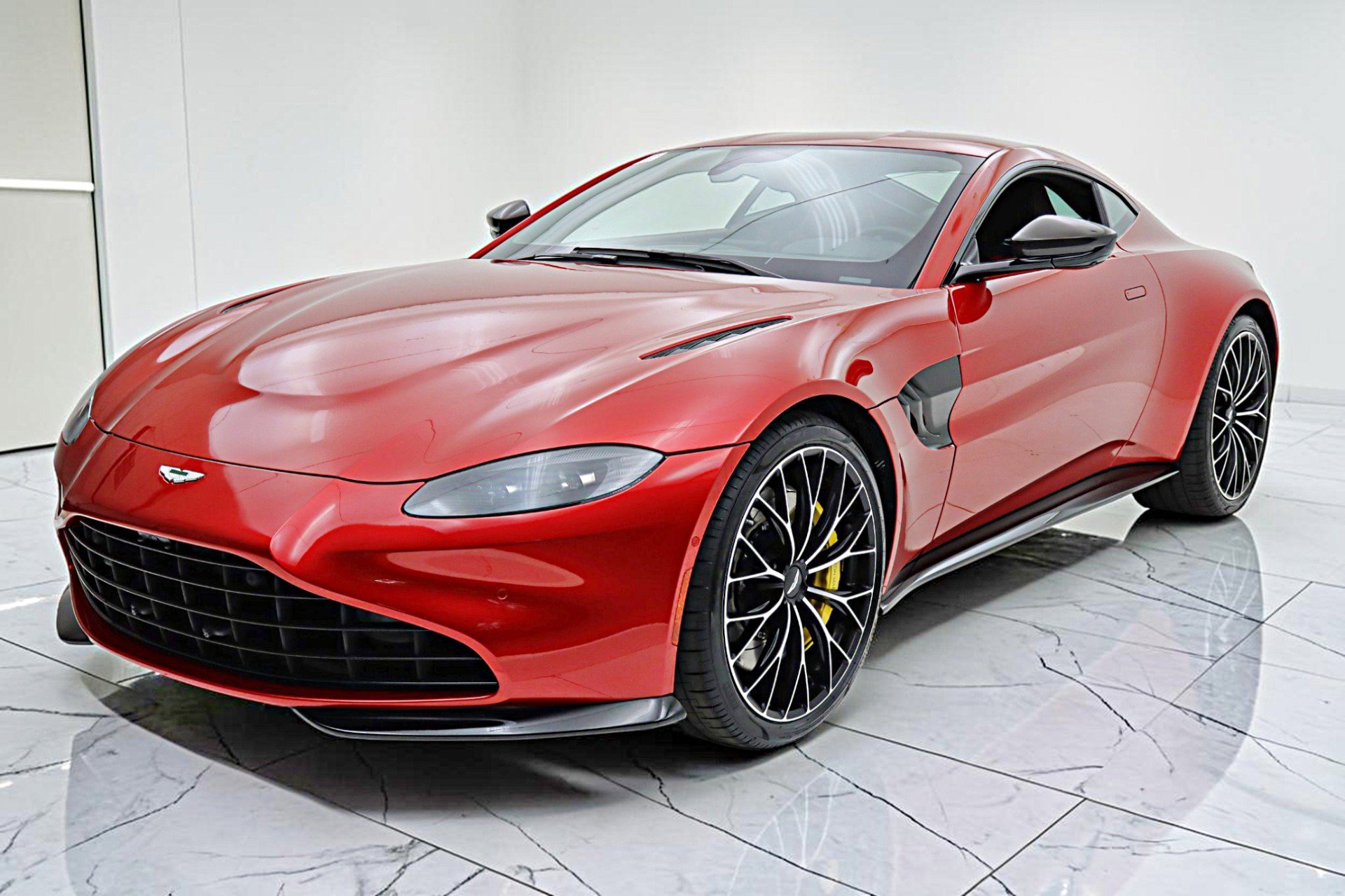Used 2023 Aston Martin V8 Vantage Coupe RWD image 1