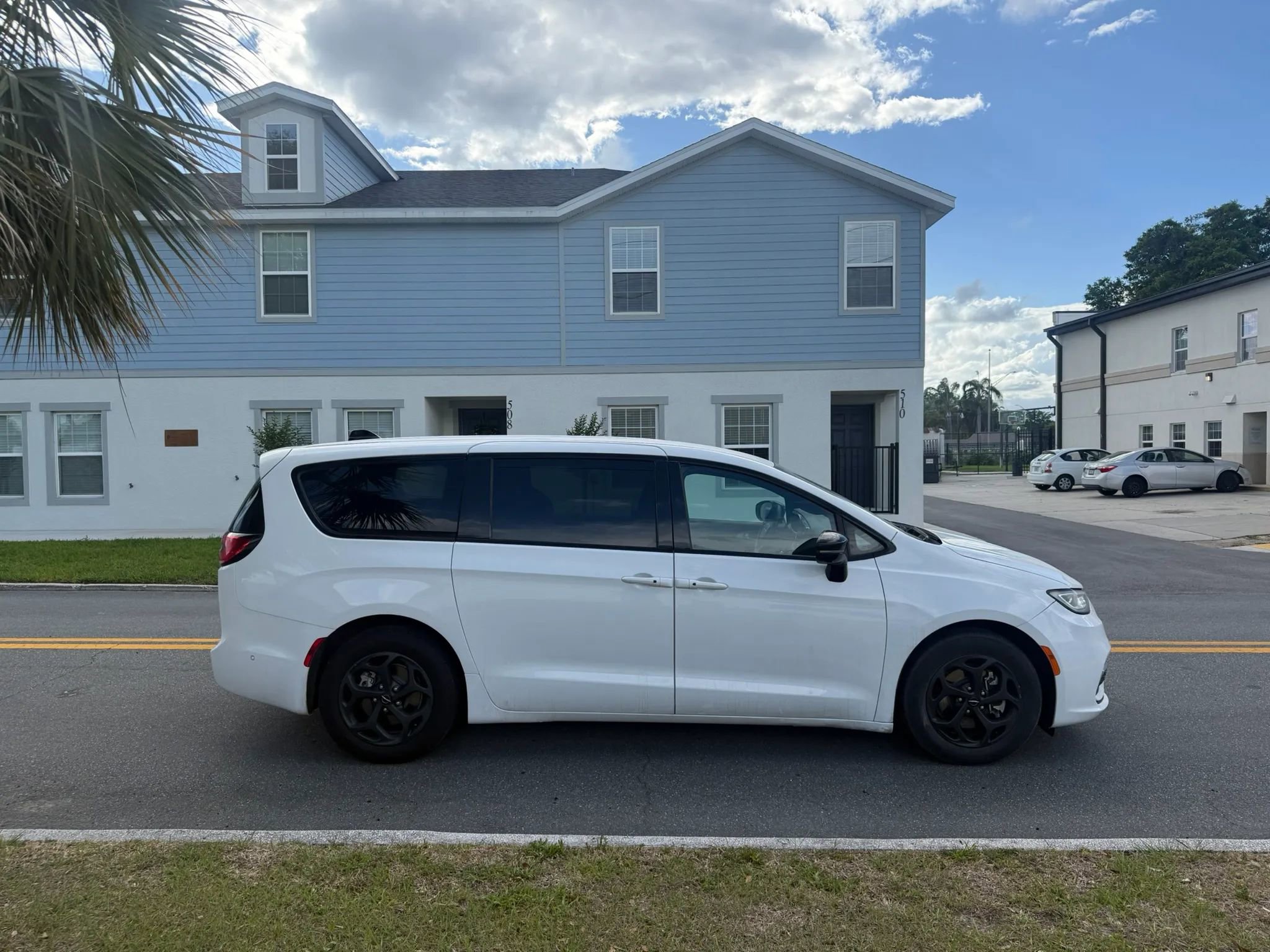 Used 2024 Chrysler Pacifica Limited image 4