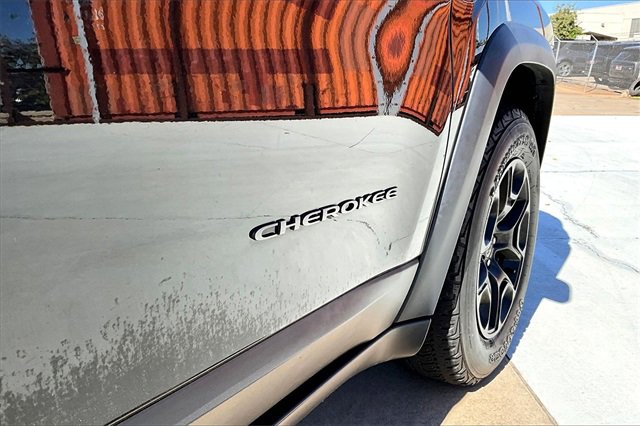 Used 2019 Jeep Cherokee Trailhawk image 33